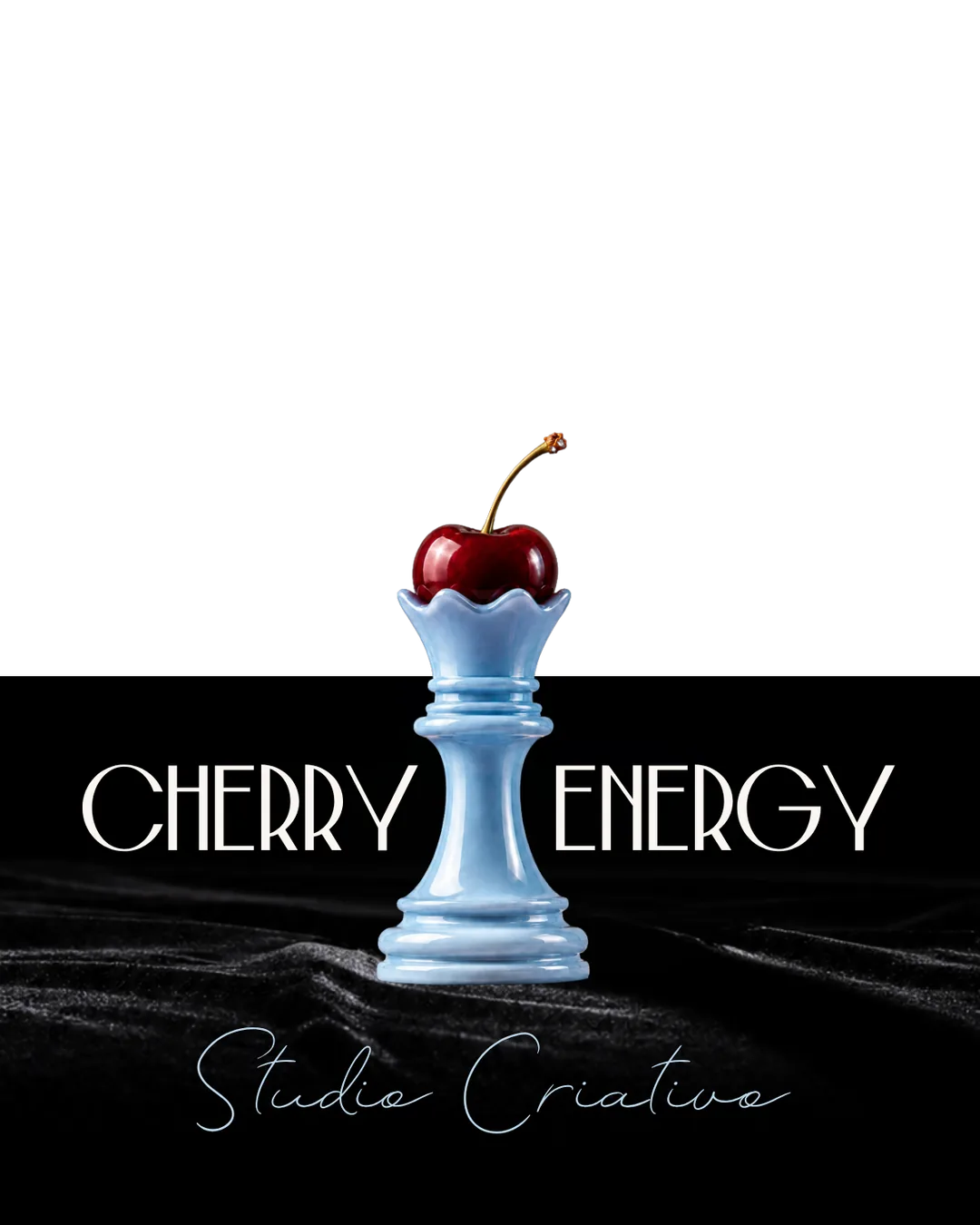 A rainha coroada da Cherry Energy, peça de xadrez em vidro azul-gelo com uma cereja vermelha no topo, sobre fundo preto com vinheta vinho.